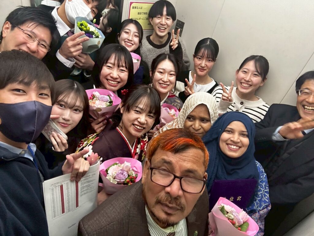 サルマさん、内田さん、西山さん、池田さん、占部さん、數原くんの卒業式