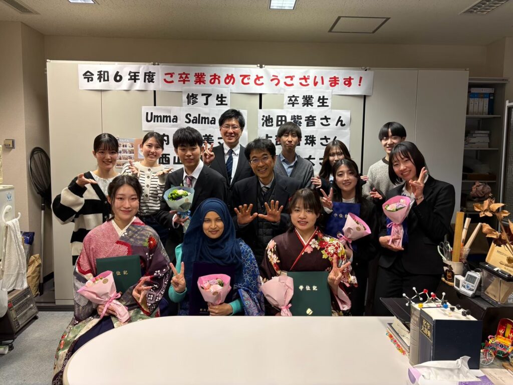 サルマさん、内田さん、西山さん、池田さん、占部さん、數原くんの卒業式