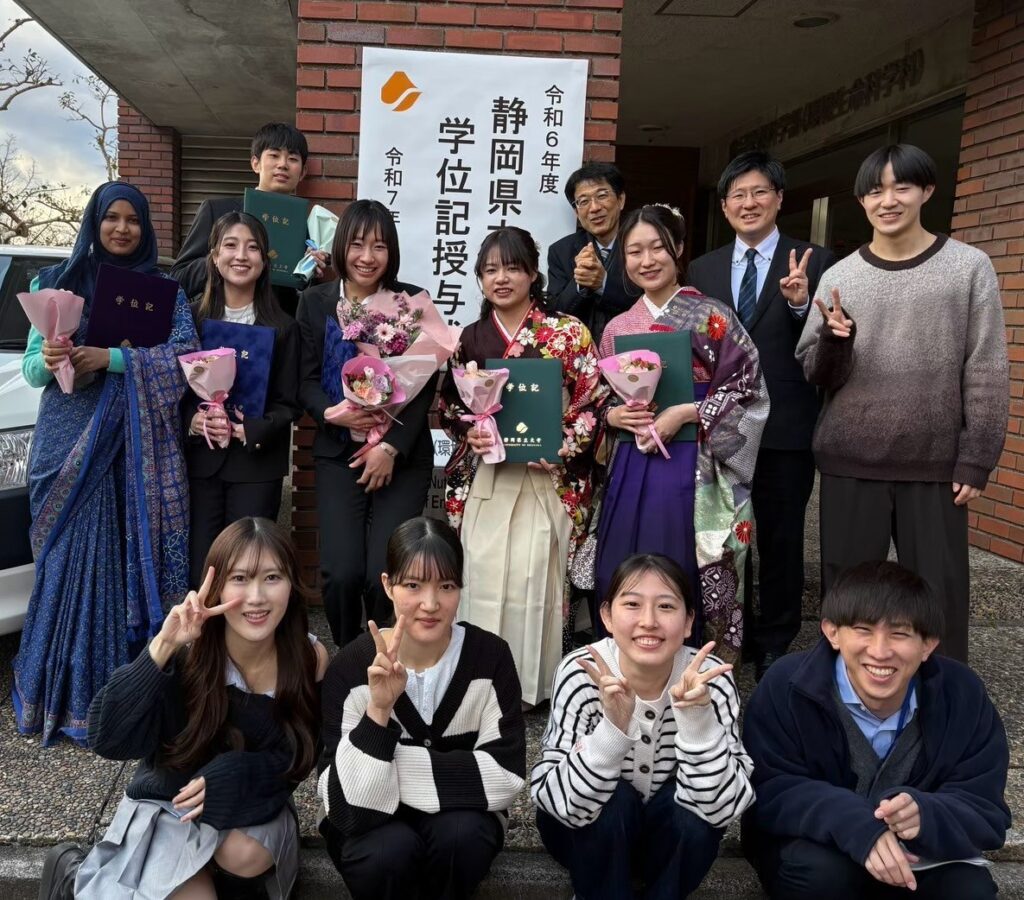 サルマさん、内田さん、西山さん、池田さん、占部さん、數原くんの卒業式