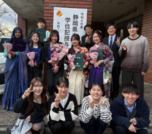 サルマさん、内田さん、西山さん、池田さん、占部さん、數原くんの卒業式